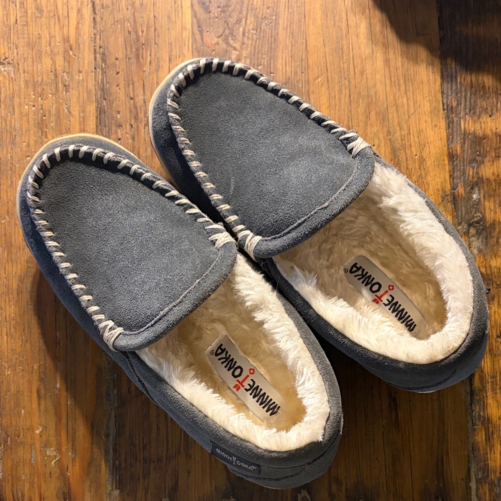 Minnetonka Women’s Charcoal Gray Suede Moccasin Slippers with Cream Faux Fur